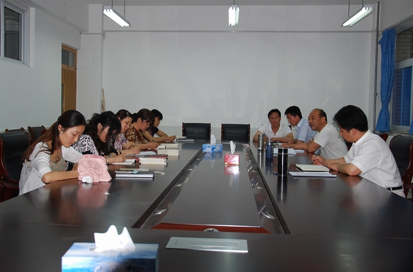 學(xué)校黨總支召開中心組理論學(xué)習(xí)會(huì)