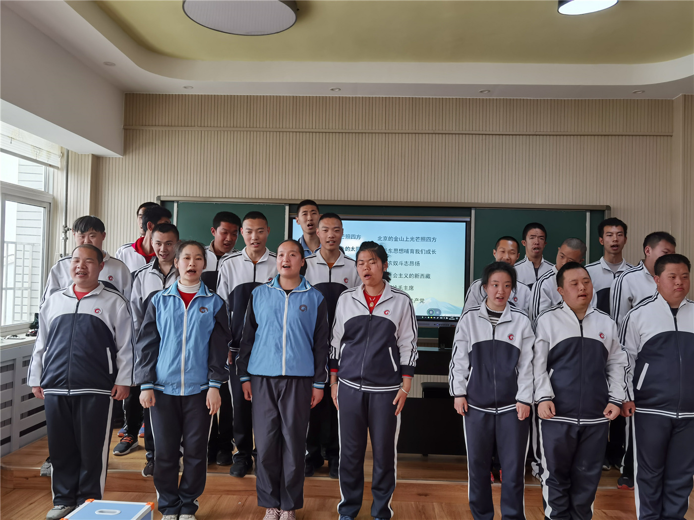 市特教中心組織開展“學(xué)黨史，感黨恩，永遠(yuǎn)跟黨走”主題教育活動(dòng)