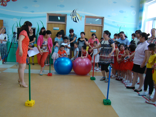 學(xué)?？祻?fù)部組織“大手牽小手 同在藍(lán)天下”別樣六一慶祝活動(dòng)