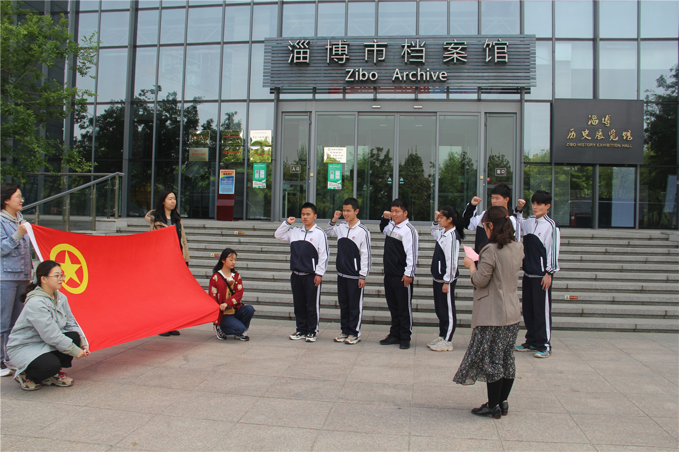 市特教中心組織開展“學(xué)黨史、強(qiáng)信念、跟黨走”新團(tuán)員入團(tuán)儀式