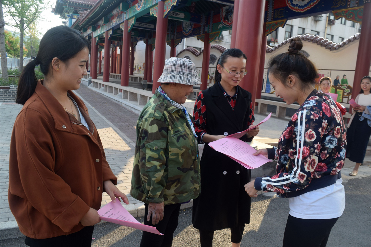 市特教中心開(kāi)展“黨的十九大精神進(jìn)社區(qū)”主題黨日活動(dòng)